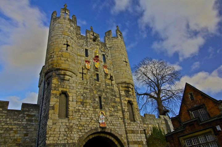 Alla scoperta di York_14.jpg - Alla città si accede tramite antichissime porte dette "bar"...mentre le strade si chiamano "gate"...insomma...dimenticare l'inglese...qui è tutto diverso!